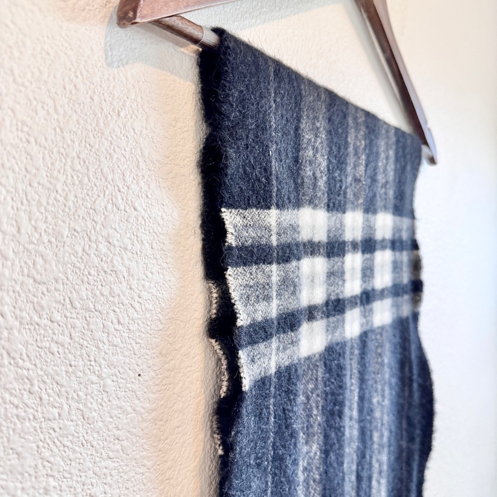 Classic Winter Plaid Scarf Joseph Abboud Camel Hair Black Gray Fringe A18 - Picture 3 of 7